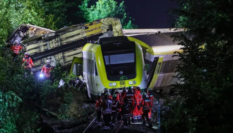 ஜெர்மனியில் ரயில் தடம் புரண்டு பெரும் விபத்து: 3 பேர் உயிரிழப்பு, 34 பேர் படுகாயம்