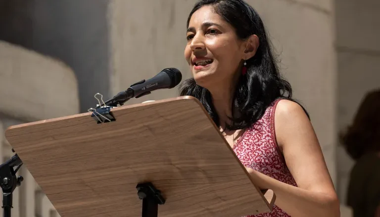 புக்கர் பரிசுக்கான பட்டியலில் இந்திய எழுத்தாளர் கிரண் தேசாய்