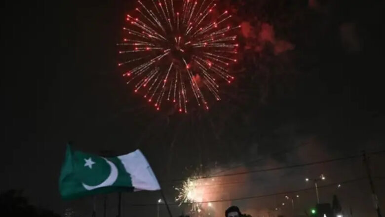 பாகிஸ்தான் சுதந்திர தினக் கொண்டாட்டத்தில் வான்வழி துப்பாக்கிச்சூடு – 8 வயது சிறுமி உள்பட 3 பேர் பலி.