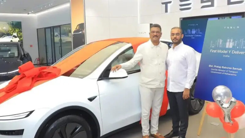 டெஸ்லா கார் முதல் முறையாக இந்திய சாலைக்கு வந்திருக்கிறது – முதல் காரை வாங்கியது யார்?