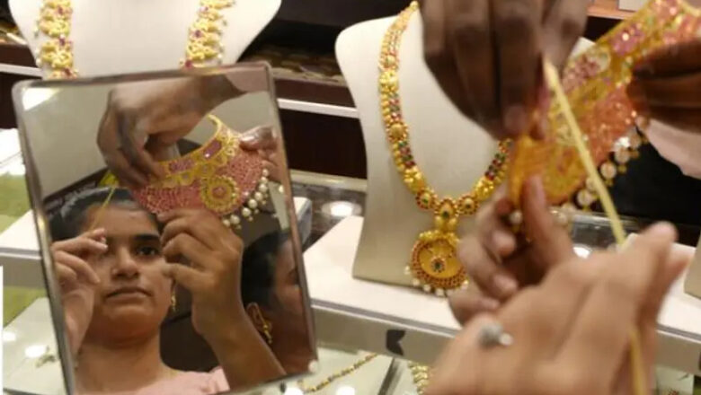 இந்த ஆண்டு இறுதிக்குள் தங்கத்தின் விலை 1,25,000 ரூபாயை எட்டும் என்று நிபுணர்கள் கூறுகின்றனர்.