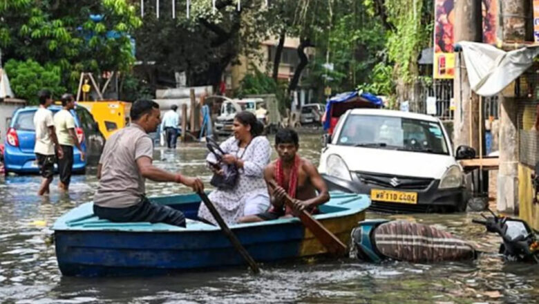 கொல்கத்தாவில் அதிகபட்ச மழை பொழிவு, மக்கள் வெள்ளத்தில் தவிப்பு.