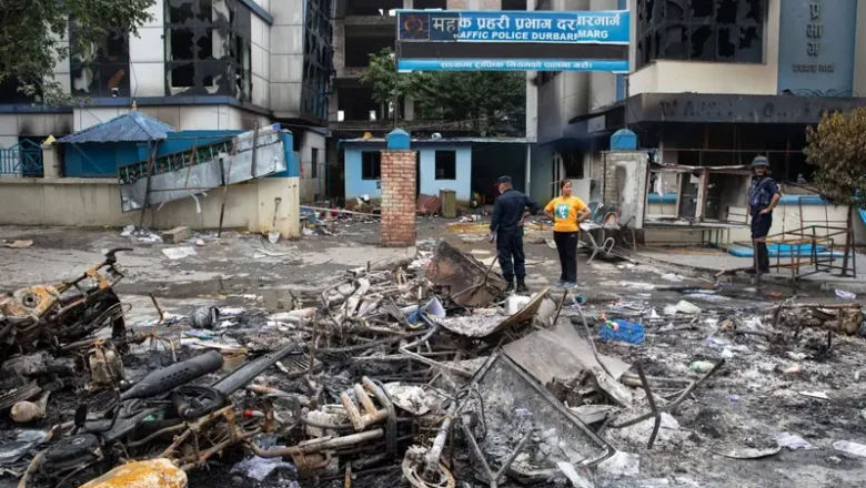 நேபாளம் : விமான சேவைகள் மீண்டும் தொடங்குகின்றன; சிறையிலிருந்து 13,000க்கும் மேற்பட்ட கைதிகள் தப்பினர்.