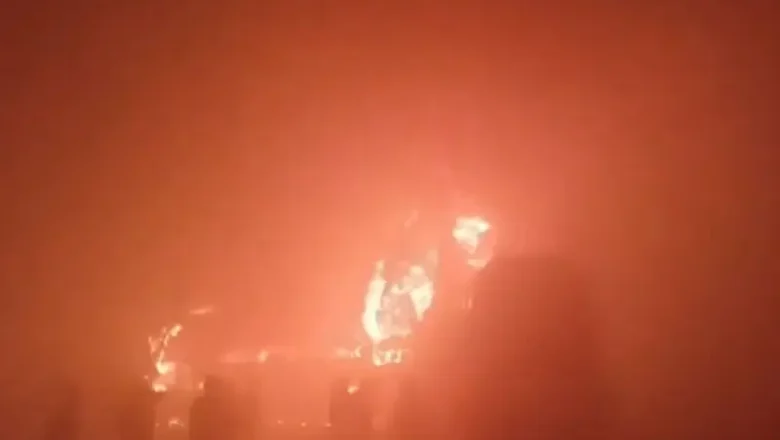 டெல்லி-ஆக்ரா விரைவுச்சாலையில் ஏற்பட்ட விபத்தில் வாகனங்கள் தீப்பிடித்ததில் நான்கு பேர் உயிரிழந்தனர்.