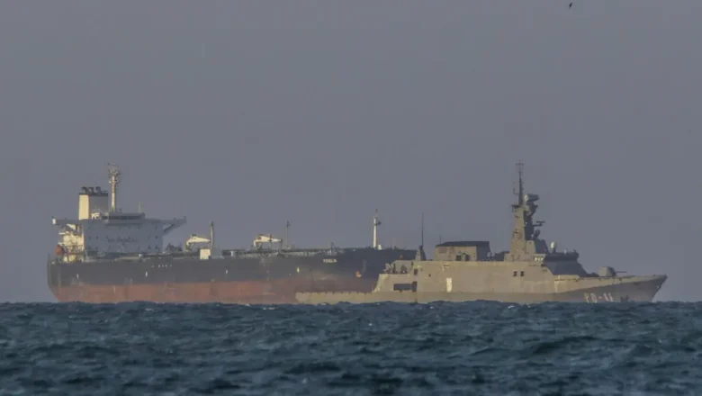 அமெரிக்கப் படைகள் வெனிசுவேலா கடற்கரையில் எண்ணெய் கப்பலை கைப்பற்றியது.