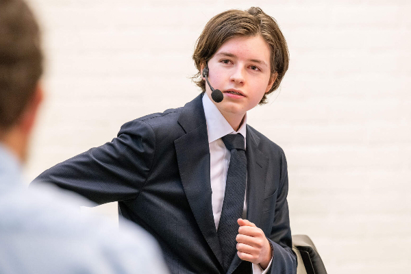 15 வயதில் குவாண்டம் இயற்பியலில் முனைவர் பட்டம்: உலகை ஆச்சரியப்படுத்திய இளம் விஞ்ஞானி லாரண்ட் சைமன்ஸ்!