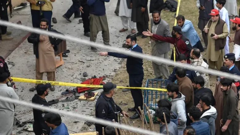 இஸ்லாமாபாத் மசூதியில் 31 பேர் கொல்லப்பட்ட குண்டுவெடிப்பிற்கு ஐ.எஸ் அமைப்பு பொறுப்பேற்றுள்ளது.