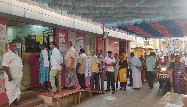 தமிழகம் முழுவதும் 234 சட்டமன்றத் தொகுதிகளுக்கு வாக்குப்பதிவு நடைபெற்று வருகிறது