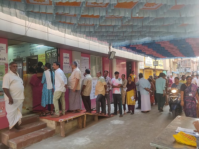 தமிழகம் முழுவதும் 234 சட்டமன்றத் தொகுதிகளுக்கு வாக்குப்பதிவு நடைபெற்று வருகிறது