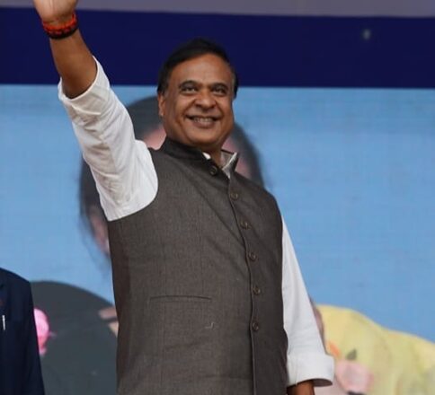 பாஜக தலைவர் ஹிமந்த பிஸ்வ சர்மா இன்று கவுகாத்தியில் அசாம் முதல்வராகப் பதவியேற்கிறார்.