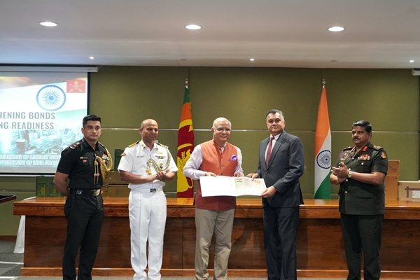இலங்கை இராணுவத்திற்கு 5.5 மில்லியன் டாலர் மதிப்பிலான இராணுவத் தளவாடங்களை இந்தியா வழங்கியது!