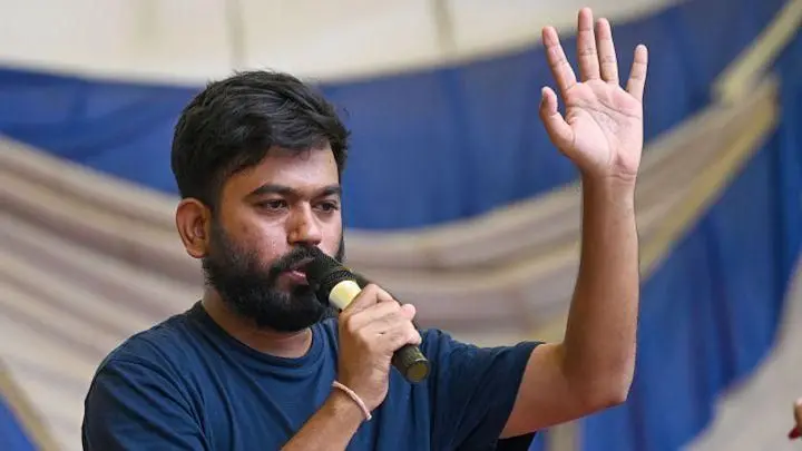 வாங்சுக் உண்ணாவிரதத்தை முடித்ததை வரவேற்ற அபிஜித் தீப்கே.