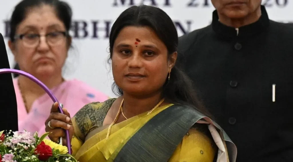 சட்டப்பேரவைக்கு சென்றபோது அமைச்சர் ஜெகதீஸ்வரியின் கார் மோதி இளைஞர் பலி!