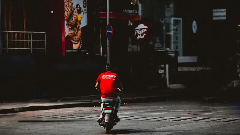 Zomato (ஸ்மோடோ): ‘அனலாக்’ (செயற்கை) சீஸ், பனீர் மற்றும் பால் சார்ந்த தயாரிப்புகலின் விற்பனைக்கு தடை!